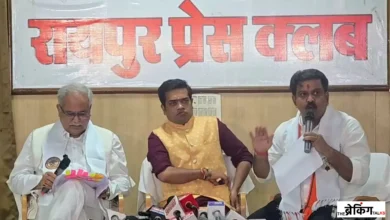 विजय शर्मा और भूपेश बघेल PM आवास योजना पर डिबेट करते हुए