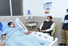 रायपुर के अस्पताल में जशपुर विधायक रायमुनी भगत से मुलाकात करते मुख्यमंत्री विष्णु देव साय