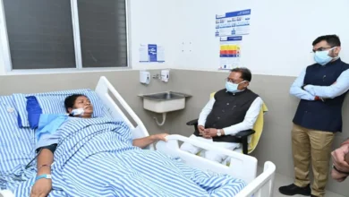 रायपुर के अस्पताल में जशपुर विधायक रायमुनी भगत से मुलाकात करते मुख्यमंत्री विष्णु देव साय