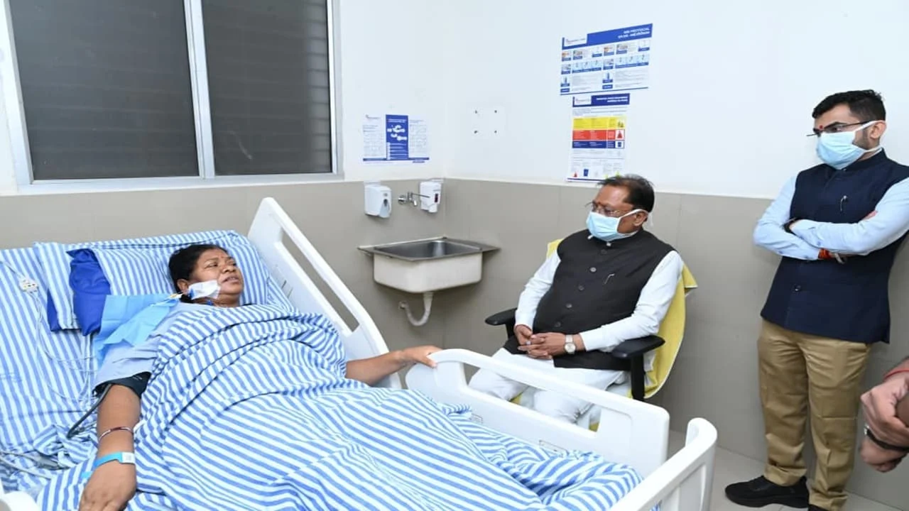 रायपुर के अस्पताल में जशपुर विधायक रायमुनी भगत से मुलाकात करते मुख्यमंत्री विष्णु देव साय